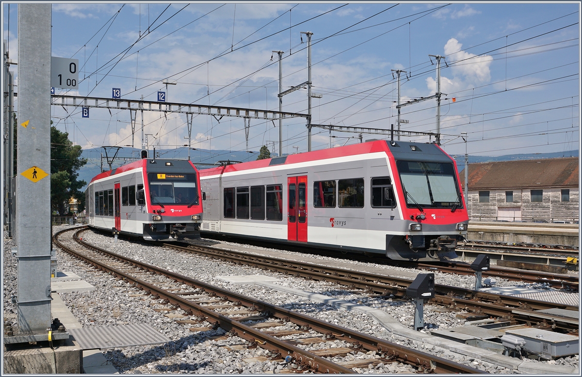 Am abgestellten TRAVYS ABe 2/6 2000 vorbeifahrend, erreicht der TRAVYS GTW ABe 2/6 2001 (90 85 8272 001-1) als Regionalzug von Vuiteboeuf nach Yverdon sein Ziel.

10. August 2020