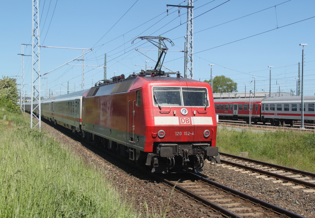 Am anderen Ende des IC 2212(Koblenz-Binz)hing 120 152-4 als Steuerwagen-Ersatz Aufgenommen am 05.06.2015 im Rostocker Hbf.