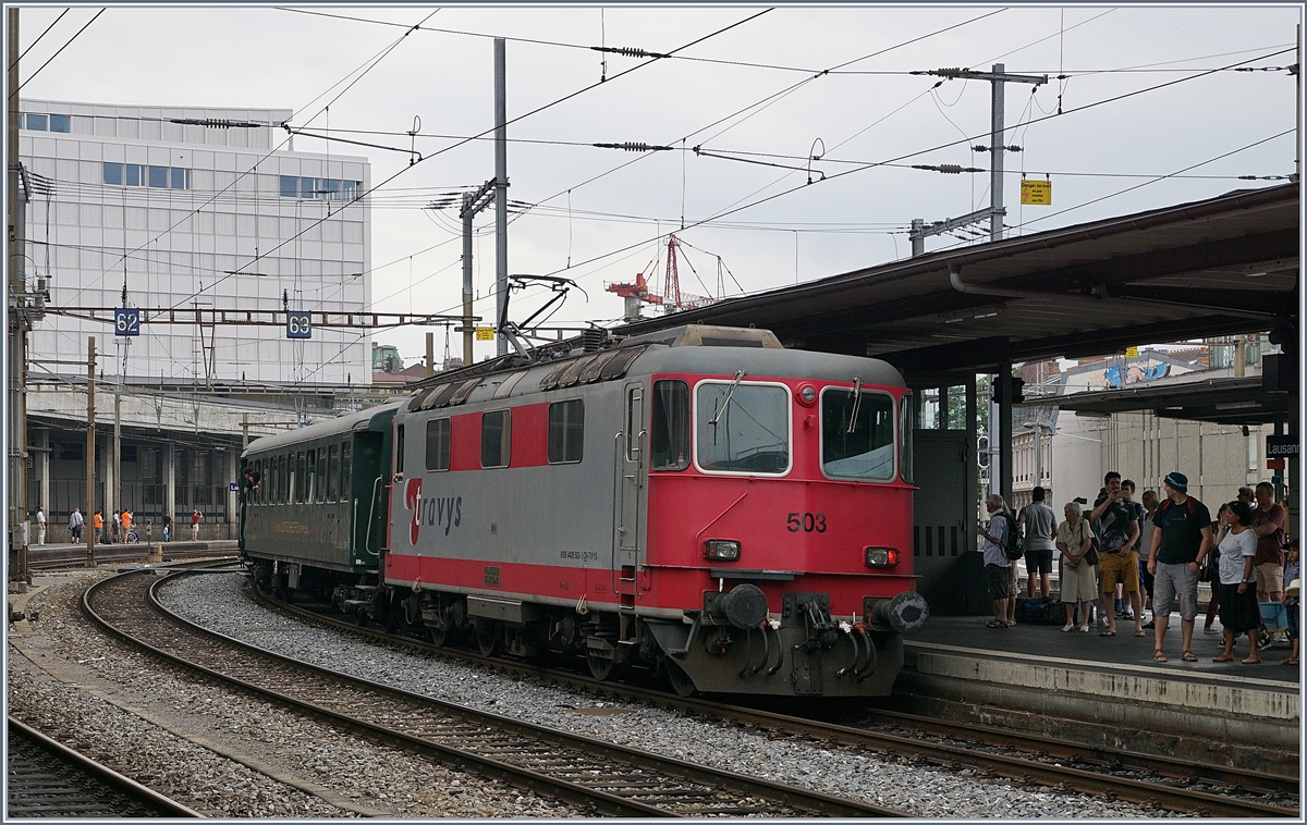 Am andern Ende des Zuges schiebt die Travys Re 4/4 II 503 (UIC 9185 4 420 503-5 CH-TVYS) den Zug etwas nach.
24. Juni 2017