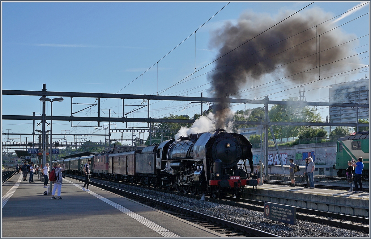 Am andern Zugsende dann das Objekt der Begierde, die SNCF 141 R 568! Leider ziemlich im Gegenlicht. 

Weshalb durch ein relativ komplizierts Manver die Re 4/4 II zwischen den Postwagen und die Reiszugwagen eingereiht wurde, war allen Fotografen ein Rtsel. 

Morges, den 8. Juni 2019