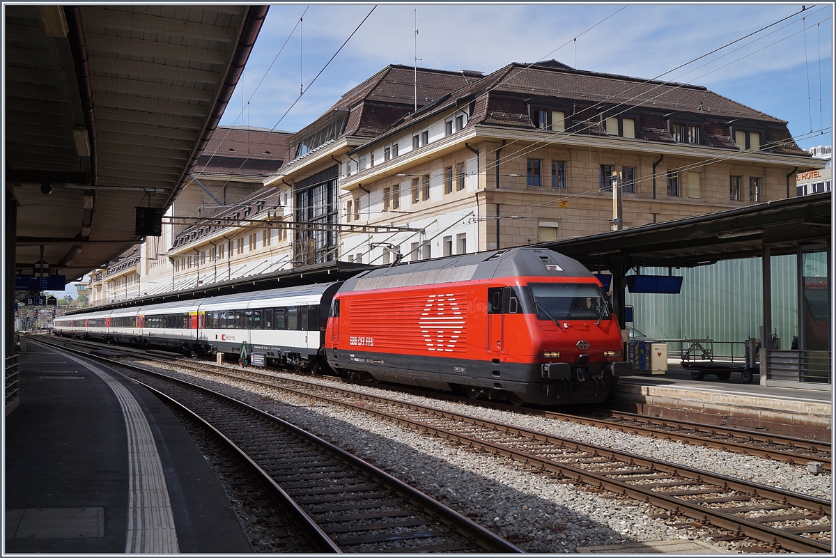 Am Bahnsteig 1 in Lausanne wartet ein IR 15 auf die Abfahrt nach Luzern. 

17. April 2020