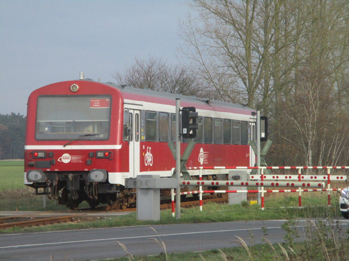 Am Bahnübergang in Mirow fotografierte ich,am 24.November 2020,den nach Neustrelitz fahrenden EGP 626 120.