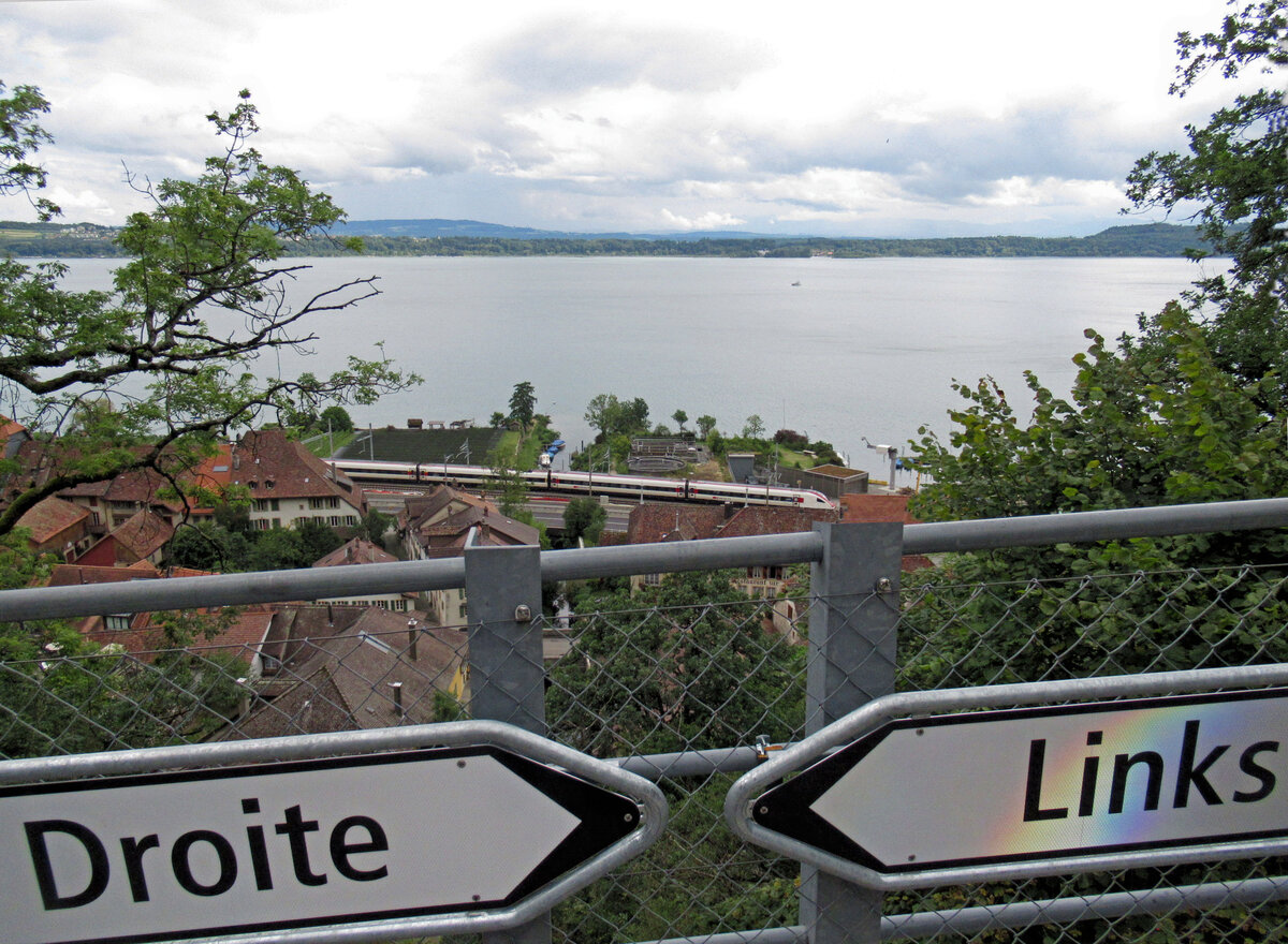 Am Bielersee, an der Twannerschlucht, welche die Sprachgrenze bildet (eigentlich liegt diese heute etwas weiter westlich). Unten fährt gerade eine Intercity-Komposition (Triebzug Serie 500) durch. 2.August 2025  