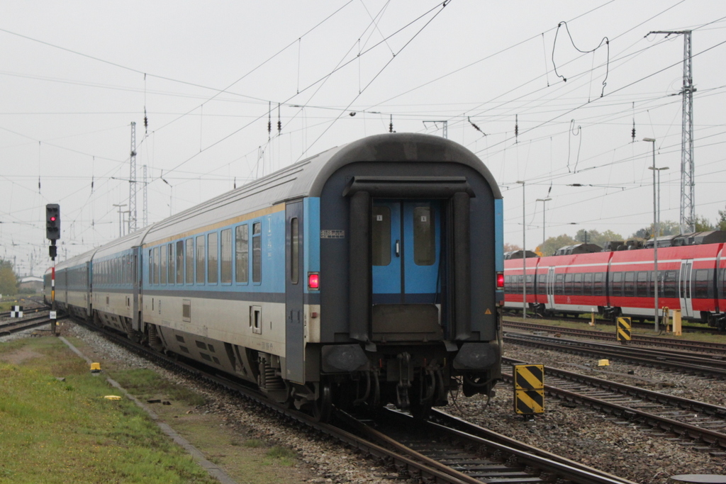 Am Ende des EC 379 von Binz nach Prag(Umleiter)hing der CD-Wagen Bmz 245 im Rostocker Hbf.17.10.2015