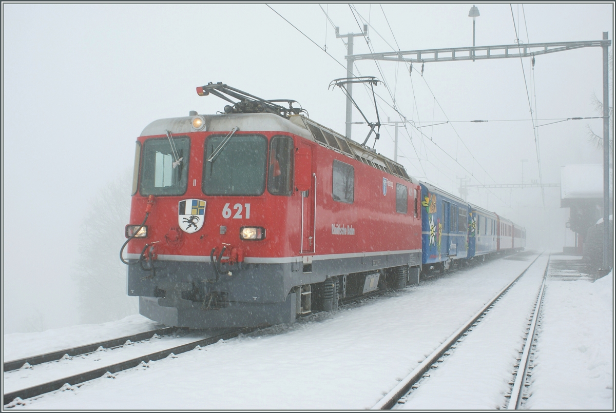 Am etwas garstigen Vormittag des 3. Mrz 2009 hlt die RhB Ge 4/4 II 621 mit ihrem Regionalzug nach Arosa in Peist.
 