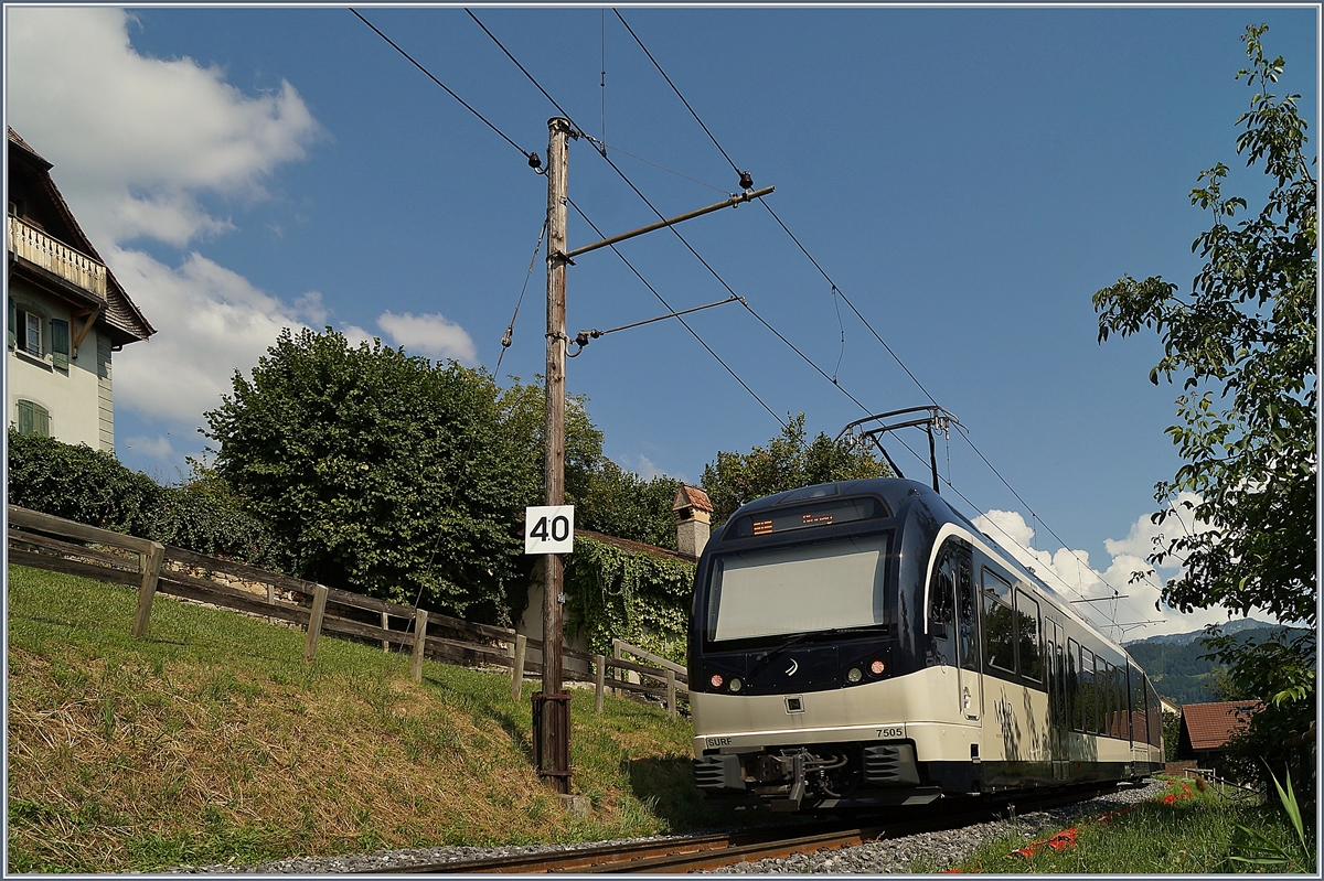 Am Fahrleitungsmast N° 23 vorbei fährt der ABeh 2/6 N° 7505 Richtung Blonay. 

30. Juli 2019