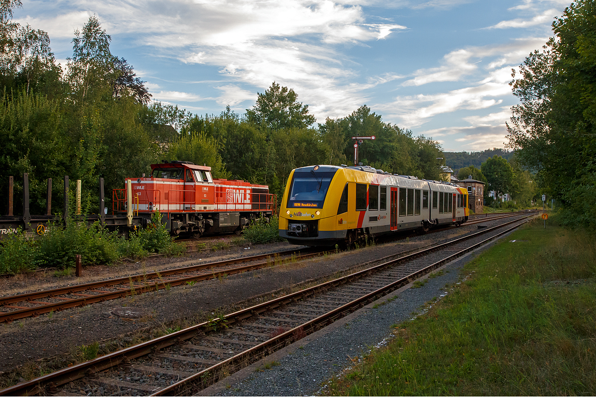 
Am frühen Abend des 20.08.2020 im Bahnhof Herdorf: 
Während die WLE 53  Kreis Soest  (92 80 1275 505-6 D-WLE), eine MaK G 1206 der Westfälische Landes-Eisenbahn GmbH aus Lippstadt, mit ihrem leeren Güterzug (Schwerlastwagen), auf Gleis 4 noch Hp 0 hat, fährt auf Gleis 2 der VT 507 (95 80 1648 107-8 D-HEB / 95 80 1648 607-7 D-HEB) ), ein Alstom Coradia LINT 41 der neuen Generation, der HLB (Hessische Landesbahn GmbH, als RB 96  Hellertalbahn  nach Neunkirchen (Siegerland) in den Bahnhof.