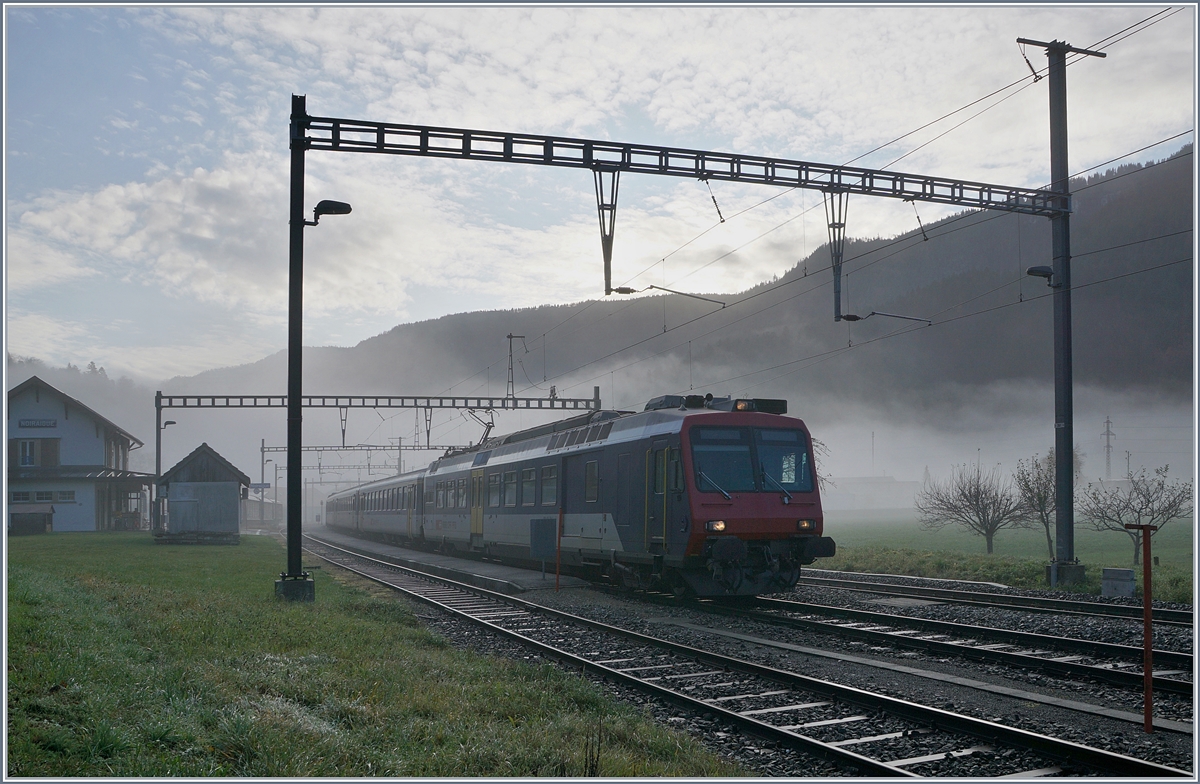 Am frühen, noch nebeligen Morgen wartet der SBB NPZ RE Neuchâtel - Frasne in Noiraigue auf den Gegenzug.

5. Nov. 2019