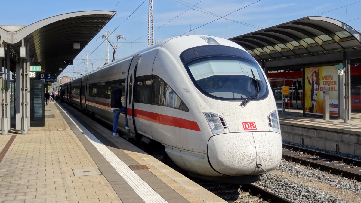 Am Gleis 3 in Bamberg wartet ein ICE-T auf die Weiterfahrt nach München.
Aufgenommen im April 2014.