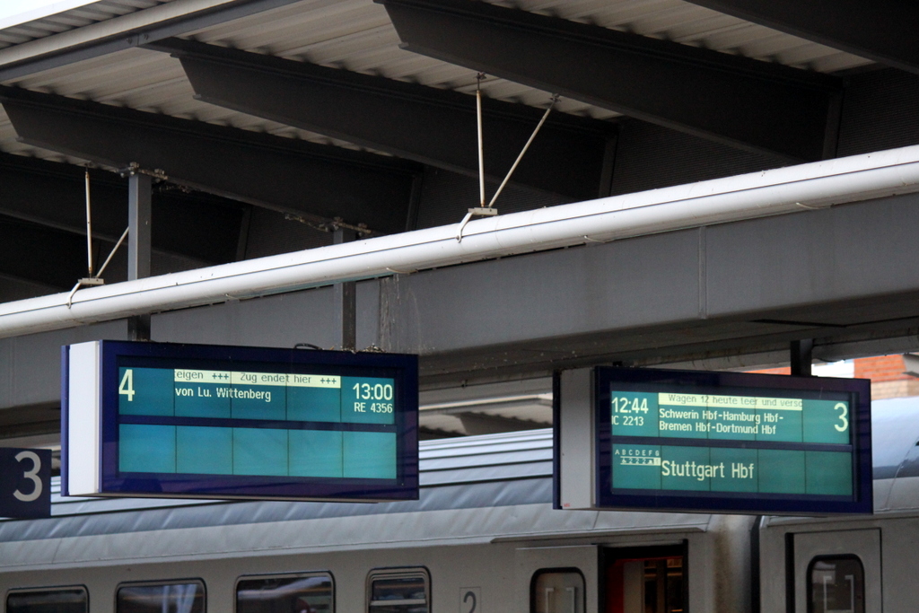 Am Gleis 3 Stand IC 2213(Binz-Stuttgart)und auf Gleis 4 wurde schon der RE 5 aus Lutherstadt Wittenberg angeschalgen im Rostocker Hbf.13.12.2014