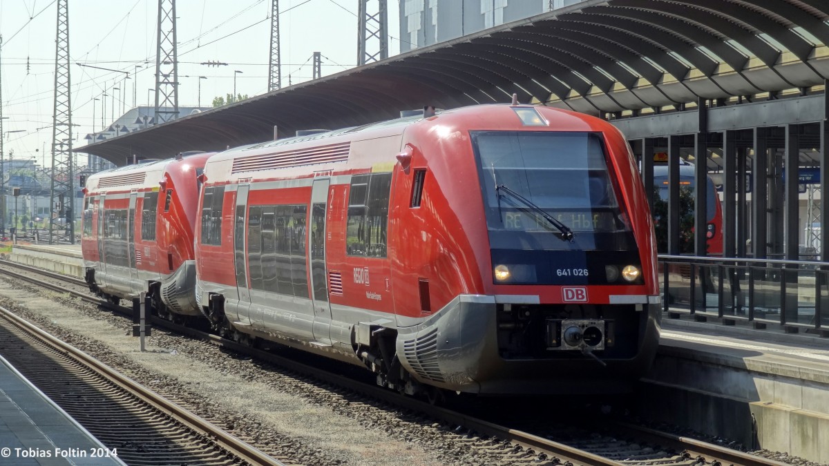Am Gleis 5 stehen in Bamberg zwei Dieseltriebzüge der Baureihe 641. 
Der Zugverband wird in Neuenmarkt-Wirsberg geteilt. Der vordere Zugteil fährt weiter nach Hof, der hintere nach Bayreuth.
Aufgenommen im April 2014.