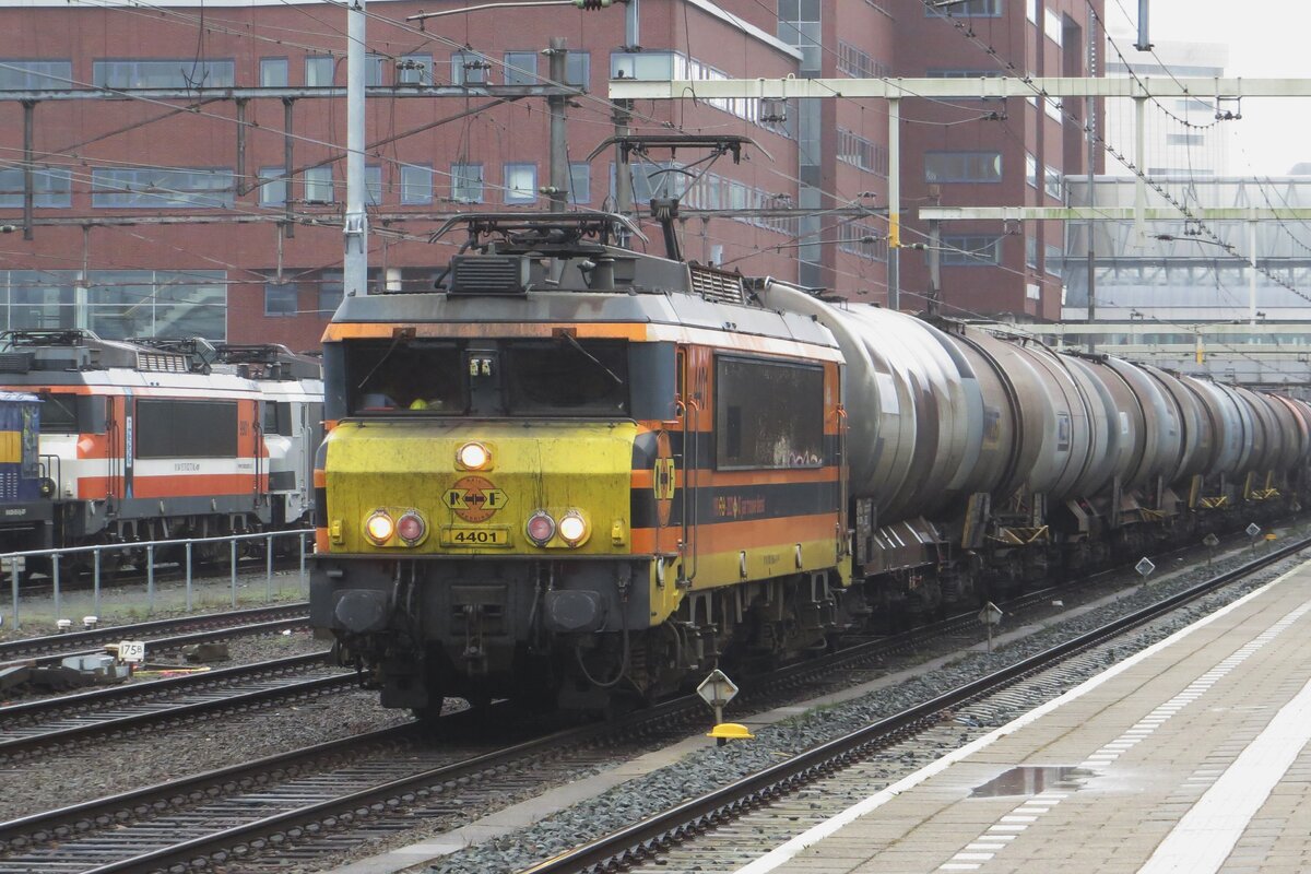 Am grauen 19.Februar 2023 treft RRF 4401 mit ein Kesselwagenzug in Amersfoort ein. INs �ra der Mehrsyustemmietloks ist die Einsatz einer ex-1600/1800 bei die RRF eher rar geworden.