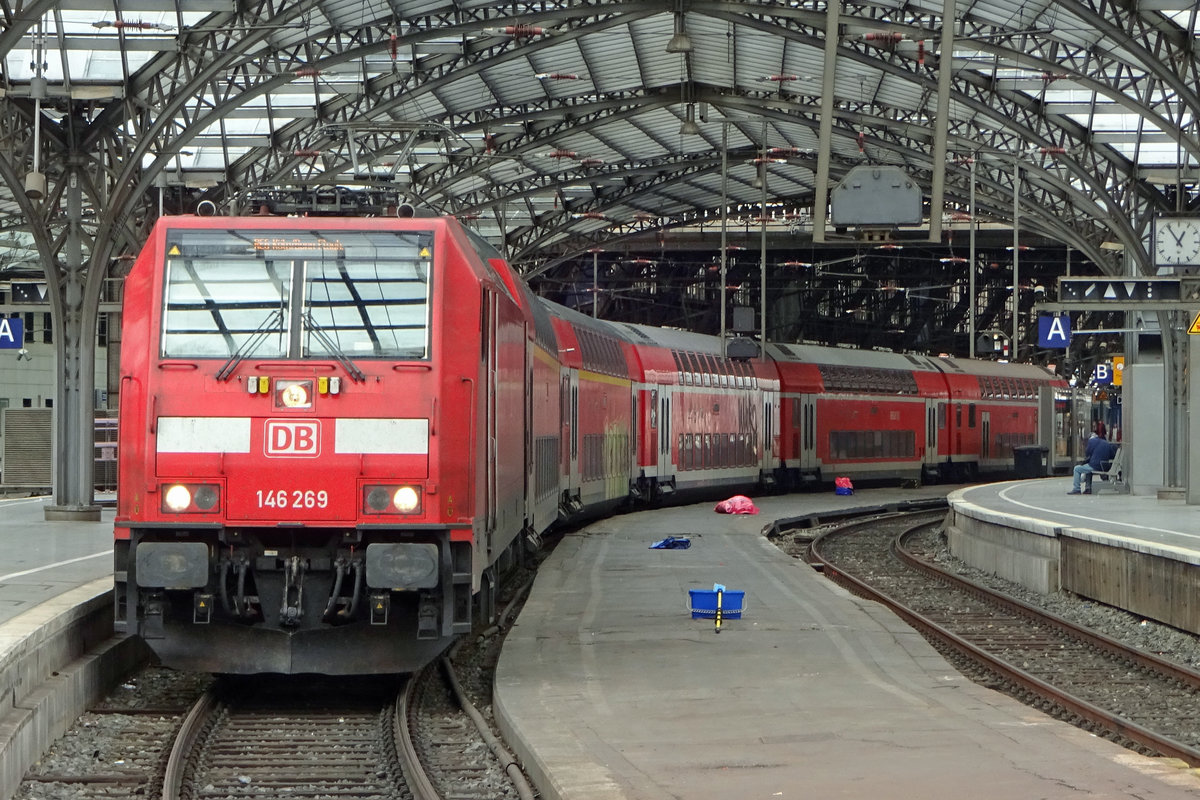 Am Kopf der RE-1 steht am 23 September in K�ln Hbf 146 269.