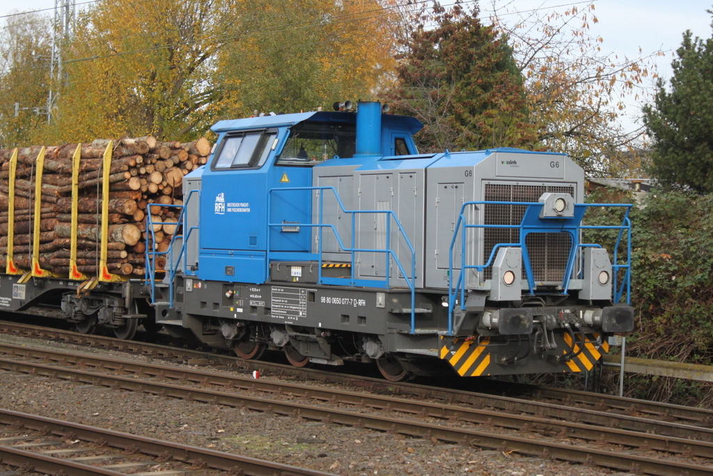 Am Mittag des 08.11.2019 war 650 077-7 mit dem Holzzug von Rostock-Bramow nach Stendal-Niedergörne in Rostock-Bramow beschäftigt.
