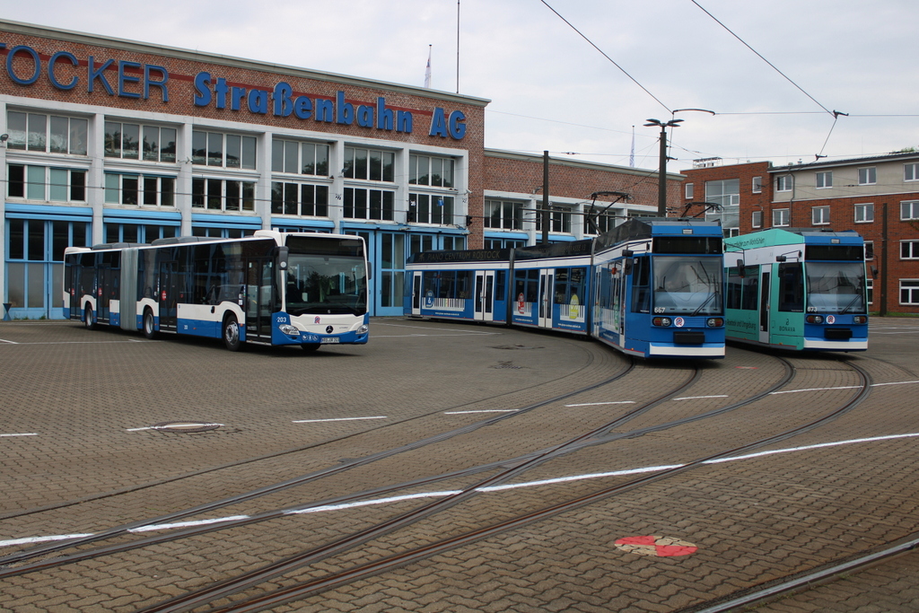 Am Morgen des 11.06.2022 waren den 6N-1 Wagen 667 und 673 auf dem Betriebshof der Rostocker Straßenbahn AG abgestellt neben an wollte der neue Citaro Bus mit aufs Bild.
