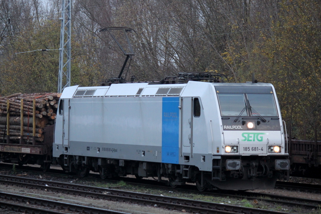 Am Morgen des 23.11.2014 stand die Railpool 185 681-4 SETG  mit ihrem Holzzug von Rostock-Bramow nach Stendal-Niedergrne im Bahnhof Rostock-Bramow. 