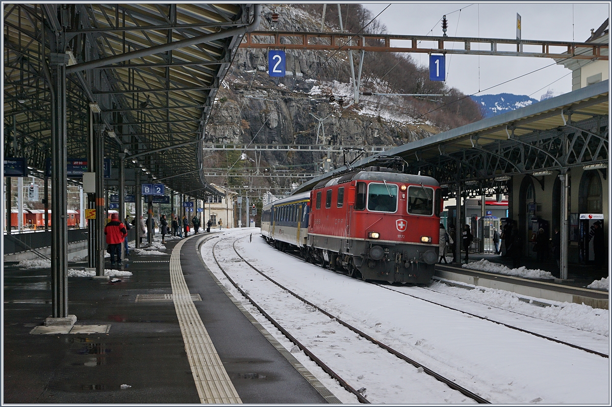 Am Nachmittag und Abend des 10. Dez. fiel im Chablais so viel Schnee, dass eine Re 460 mit ihrem IR bei Bex in einer Schneeverwehung stecken blieb. Da es im 15 Kilomomter weiter entfernten Blonay kaum Schnee hatte, wollte ich am folgenden Tage die Sache bzw. den Schnee im Tal unten mal anschauen, und war dann doch überrascht, dass der Meter hohe Schnee durch den starken Föhn bereits grösstenteils weggeschmolzen war und ich bis St-Maurice fahren musste, um einen wagen Eindruck des hereingebrochenen Winters zu erhaschen.
Das Bild zeigt die SBB Re 4/4 11172 die mit einem IR (in geänderter Formation/Disopzug) von Lausanne kommend in St-Maurice eintrifft.
11. Dez. 2017