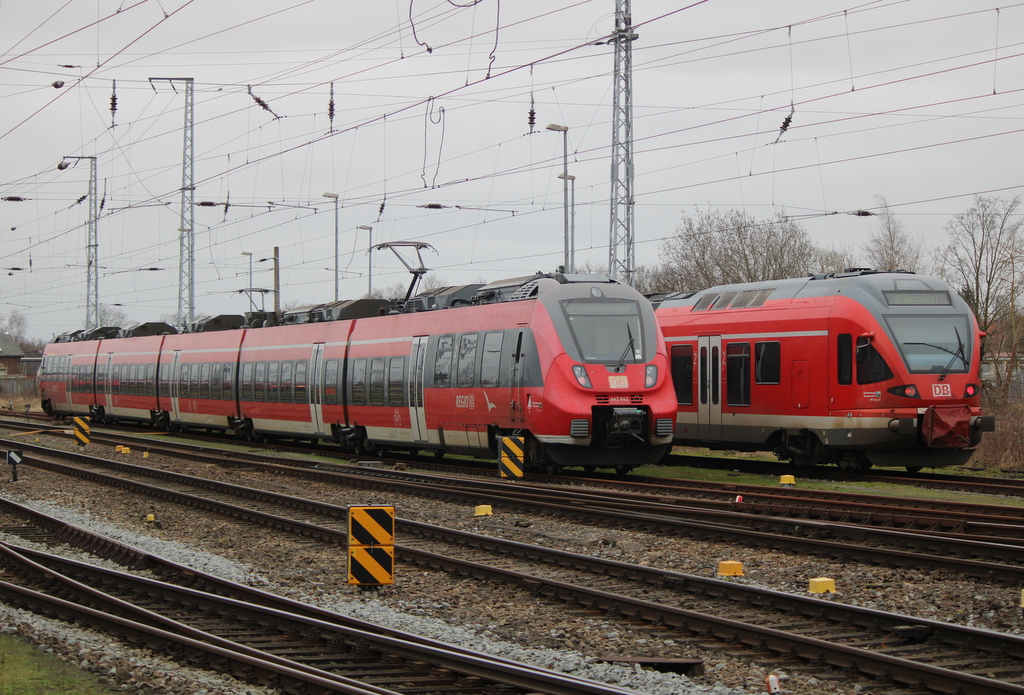Am Nachmittag des 07.02.2020 waren 442 842 und eim DB-Regio Flirt abgestellt im Rostocker Hbf.