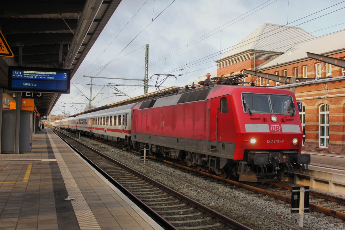Am Nachmittag des 12.12.2015 war der IC nach Frankfurt am Main Außerplanmäßig wegen einer Weichenstörung auf Gleis 2 in Rostock Hauptbahnhof eingefahren.
Hier zusehen bei der Ausfahrt nach Hamburg Hauptbahnhof.