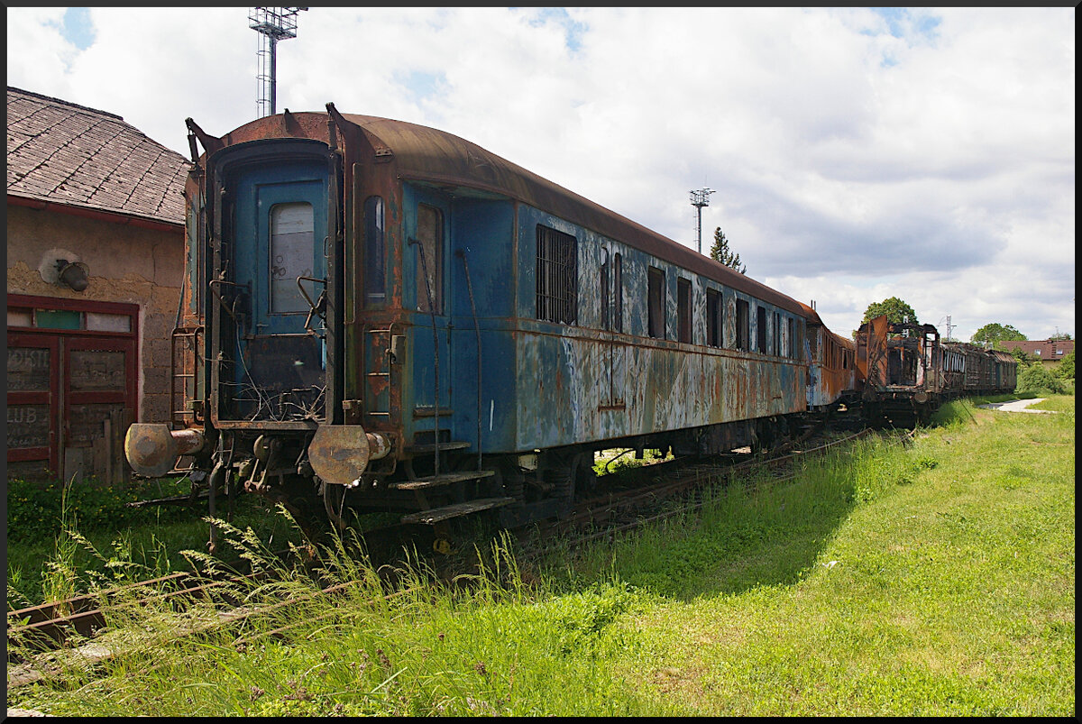 Am Rahmen des Schnellzugwagens auf einem Abstellgleis im Eisenbahnmuseum Jaroměř fand sich diese eigenartige Nummer: 89 80 026-5. Bei der Recherche hat sich kein Treffer gefunden, so bleibt der Wagen, der keine Kennung der ČSD trägt, unbekannt. Auffällig sind auch die beiden Türen neben den jeweiligen ersten Fenstern am Wagenende.

Jaroměř, 21.05.2022
