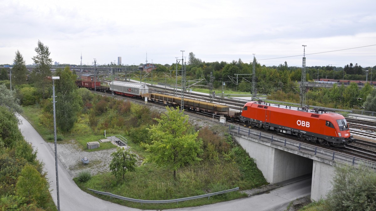 Am Rangierbahnhof München -Nord kommt am 08.09.2011 die rote Taurus Lok, 1116 252-6 der ÖBB, mit einem gemischten Güterzug.