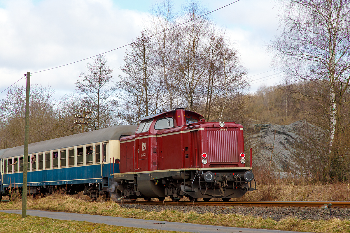 
Am Schluß von dem Dampfsonderzug  WESTERWALD EXPRESS  HEF (Historischen Eisenbahn Frankfurt e. V. ) als Eilzug 25710  (Frankfurt a.M. - Limburg/Lahn - Hachenburg) befand sich die 212 052-5  (92 80 1212 052-5 D-EFW) der EfW Verkehrsgesellschaft mbH, ex DB 212 052-5, ex DB V 100 2052, hier am 22.03.2015 auf der Oberwesterwaldbahn (KBS 461) bei Rotenhain bzw.Stockum-Püschen.