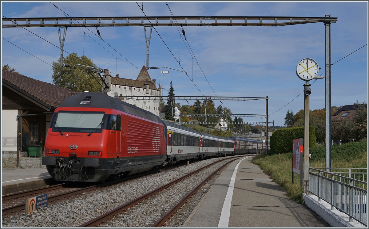 Am Schluss des langen IC 1 717 läuft eine weitere SBB Re 460 mit, die eigentlich nur für die Rampen des Durchgangsbahnhofs von Zürich benötigt wird. Das Bild entstand bei der Durchfahrt von Oron.

22. Okt. 2020