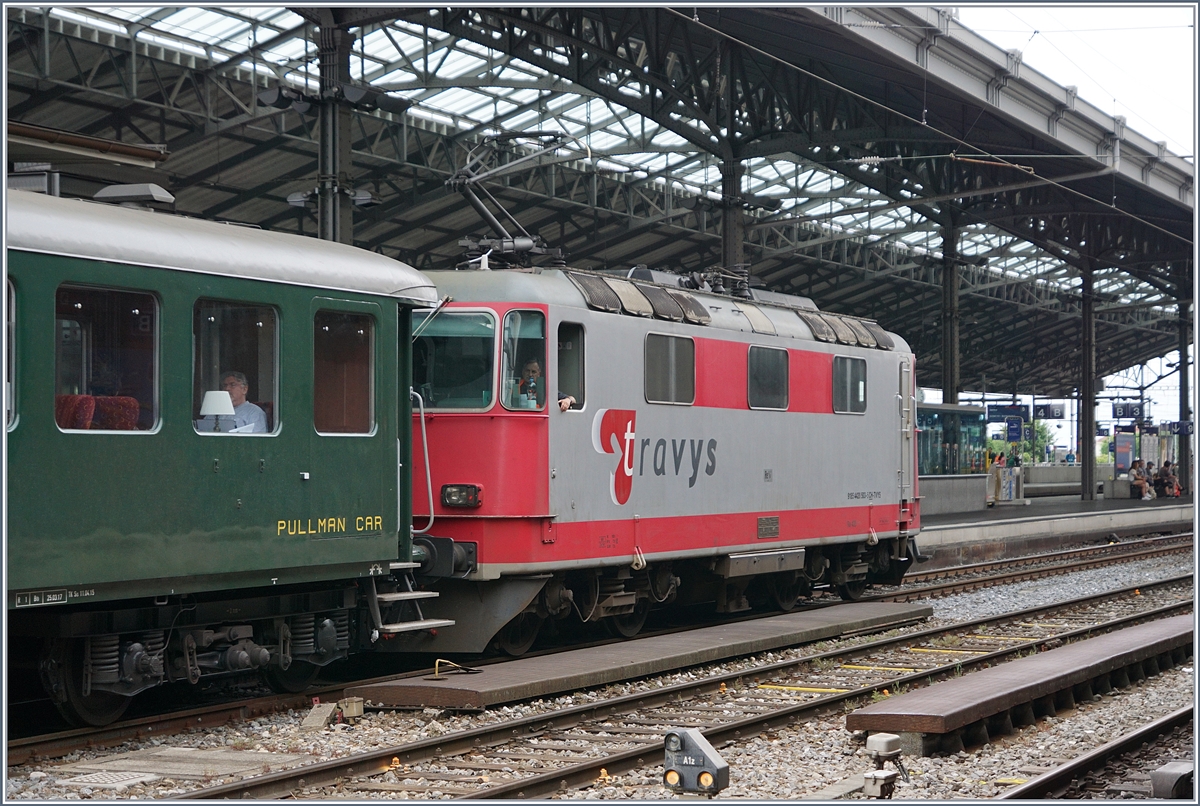 Am Schluss des Zuges geht es  gemtlich  zu; die schiebende TRAVYS Re 4/4 II bringt zudem etwas Farbe in den grauen Tag.
24. Juni 2017