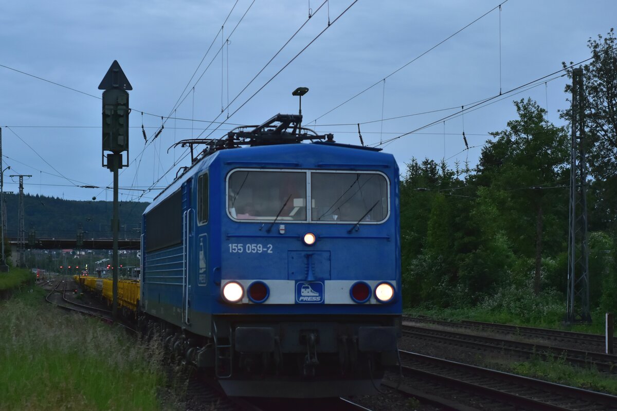 Am sp�ten Abend des 27.5.2024 kam die PRESS 155 059 mit einer langen Schlange Flachwagen durch 