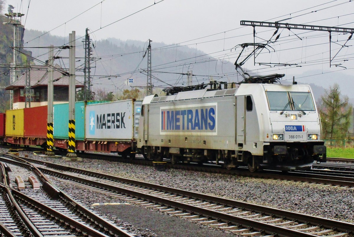 Am total verregneten 7 April 2017 dönnert Metrans 386 011 durch Decin hl.n.