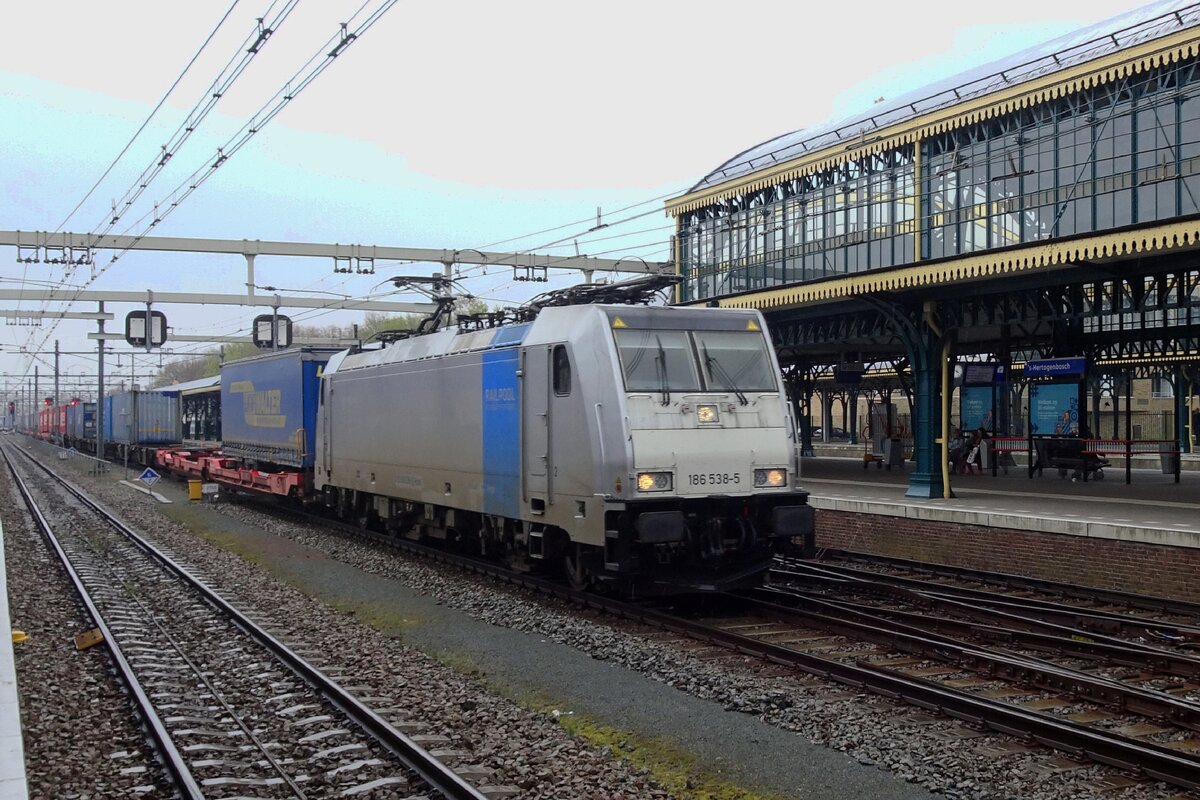 Am tr�ben 13 April 2022 zieht ReTrack 186 538 ein KLV aus Rzepin durch s'-Hertogenbosch.