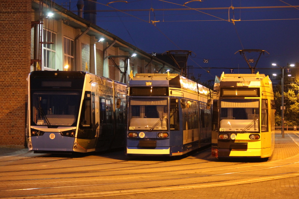Am ziemlich frühen Morgen des 14.07.2019 um 04:12 Uhr schliefen die Wagen 609,667 und 671 noch friedlich auf dem Gelände der Rostocker Straßenbahn AG.