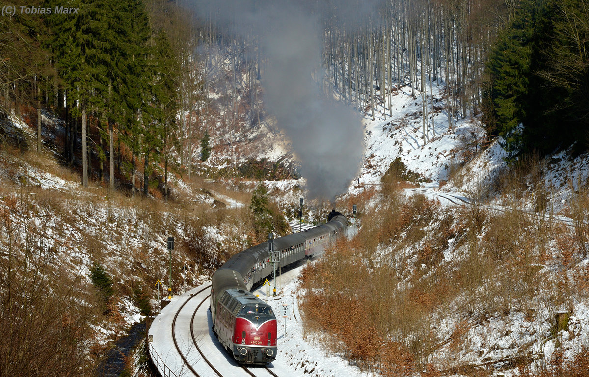 Am Zugschluss des SDZ hing V200 007 (Historische Eisenbahnfahrzeuge L�beck). Hier bei der Ausfahrt aus Gehlberg am 02.04.2016