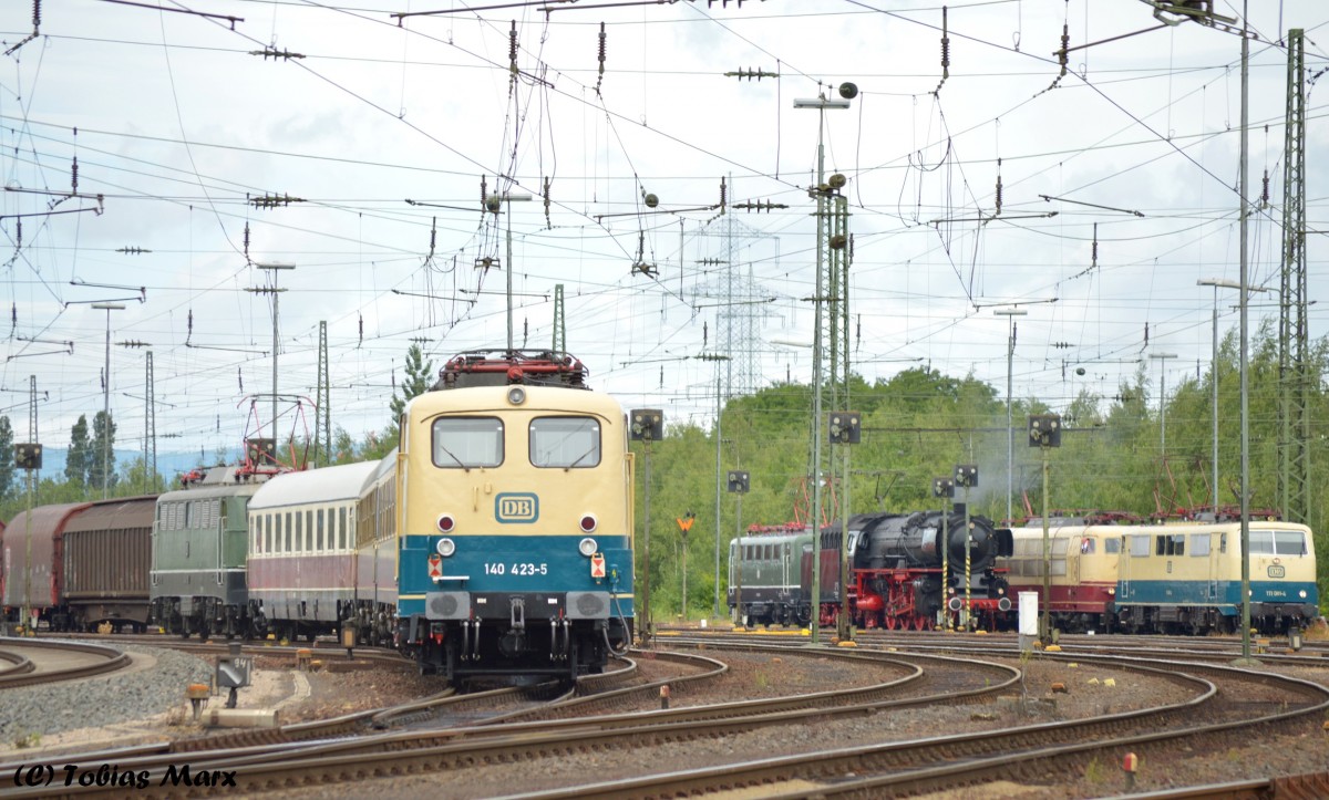 Am Zugschluss des Zubringerzugs aus Frankfurt.a.M hing die frisch Hauptuntersuchte 140 423-5.