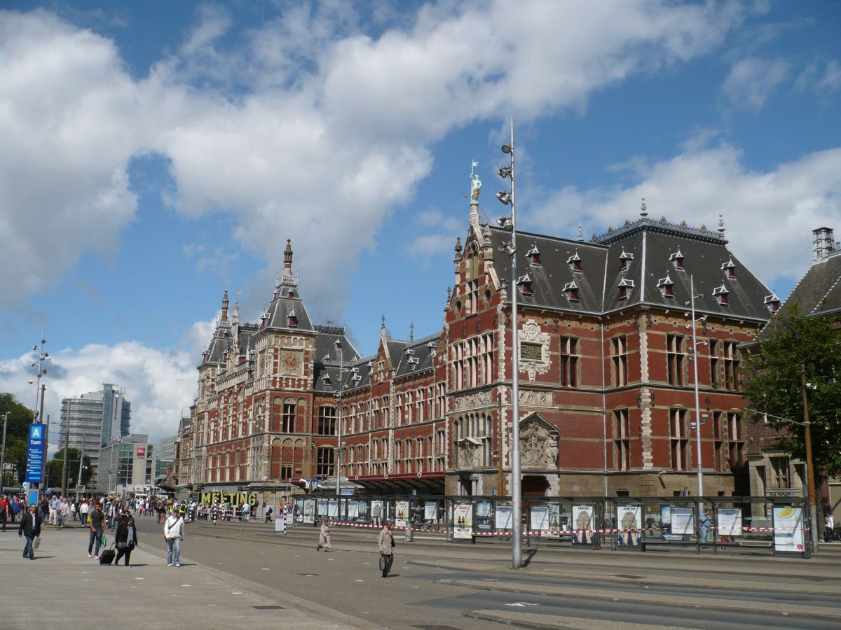 Amsterdam Centraal Station 13-08-2014.

Amsterdam Centraal Station gezien vanaf de oostzijde 13-08-2014.