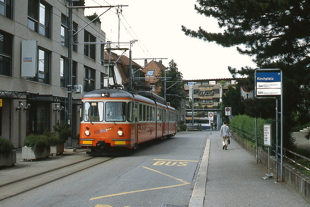 An der Bushaltestelle Kirchplatz vorbei f�hrt ein BDe 8/8 der Bremgarten-Dietikon-Bahn im Sommer 1997 durch Bremgarten