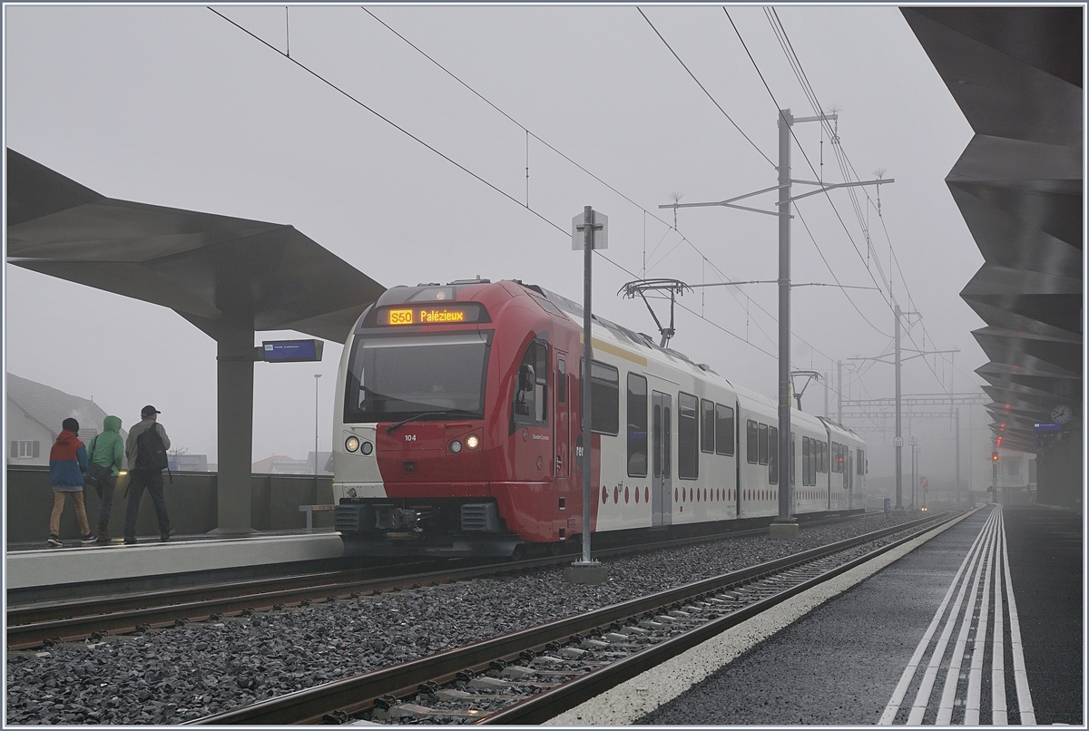 An diesem garstigen Frühwintertag verkehren zum ersten Mal seit dem 3. März wieder Züge von Châtel St-Denis (neuer Durchgangsbahnhof) nach Palézieux. Im Bild der TPF SURF ABe 2/4 104 - B - Be 2/4 104  Dzodezet Express  als S50 14823 von Montbovon nach Palézieux beim Halt in Châtel St-Denis. 

1. Dezember 2019