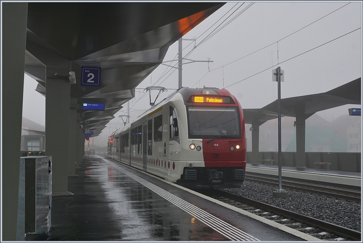 An diesem garstigen Frühwintertag verkehren zum ersten Mal seit dem 3. März wieder Züge von Palézieux nach Châtel St-Denis (neuer Durchgangsbahnhof und Grund des Baubedingen Streckenunterbruches) und weiter nach Montbovon. 
Im Bild der TPF SURF ABe 2/4 104 - B - Be 2/4 104  Dzodezet Express  als S50 von Palézieux nach Montbovon beim Halt in Châtel St-Denis.

1. Dezember 2019