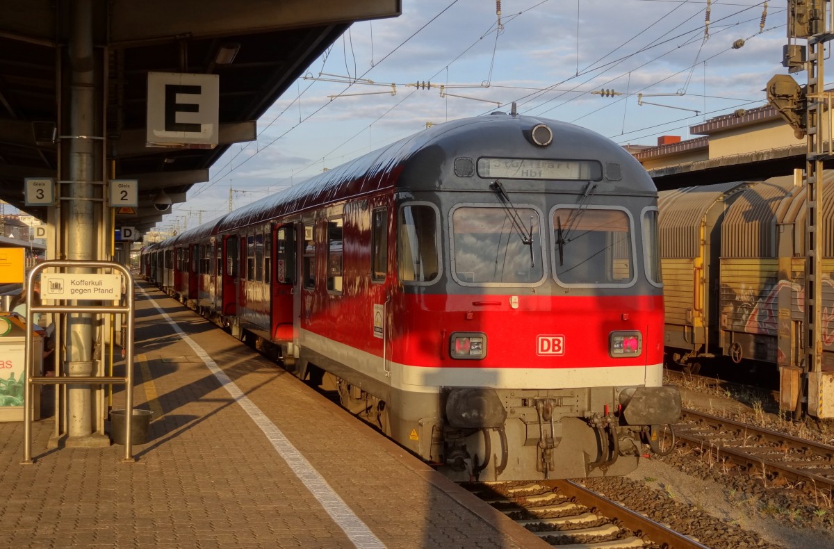 An einem sonnigen Juliabend 2014 stand dieser RE nach Stuttgart Hbf in W�rzburg Hbf am Gleis 2 bereit.