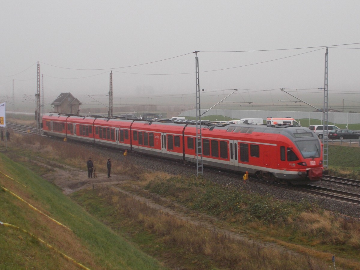An der Eröffnungsstelle für die neue B96n fuhr der 429,am 08.Dezember 2015,auf dem linken Gleis in Rambin ein.