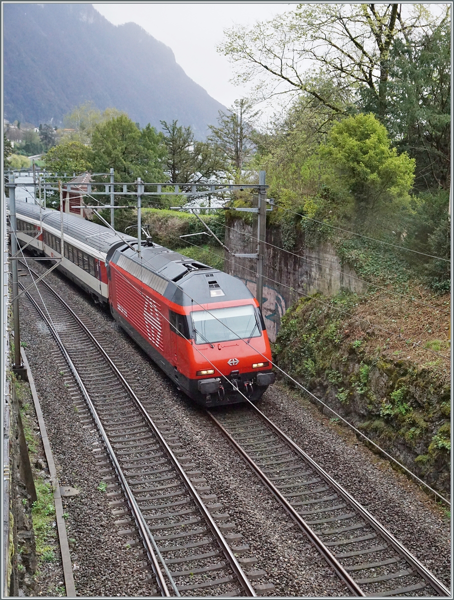 An der gleichen Fotostelle aber um 180  gedrehte, ist eine SBB Re 460 beim Château de Chillon mit ihrem IR 90 auf dem Weg in Richtung Genève-Aéroport. 

1. April 2024