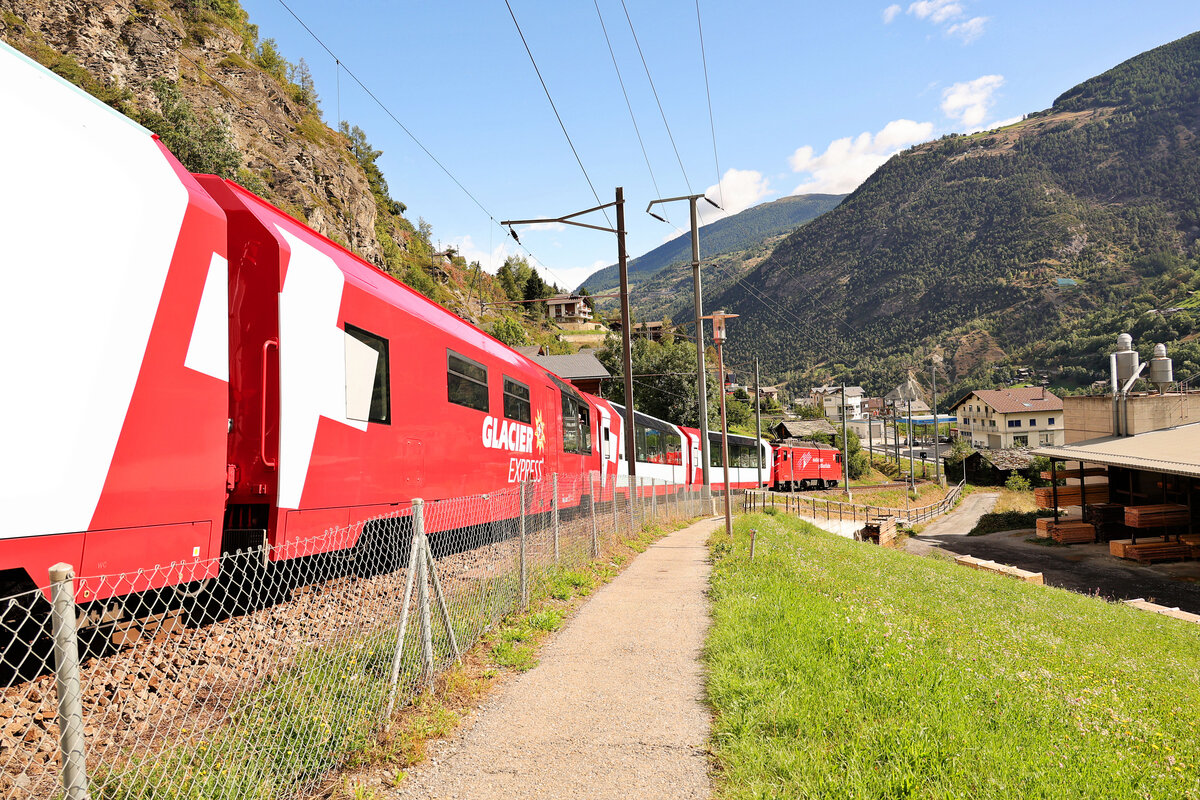 An der Matterhorn-Gotthard Bahn MGB: Abstieg des Glacier Express (Lok 102) hinunter nach Stalden. 30.August 2025 
