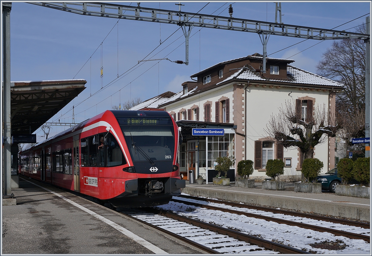An den von Moutier in Sonceboz-Sombeval eingetroffene SBB RABe 526 263 hat der den RABe 526 280 von La Chaux de Fonds angekuppelt, gemeinsam werden die zwei Züge nach Biel/Bienne weiterfahren.

5. April 2019