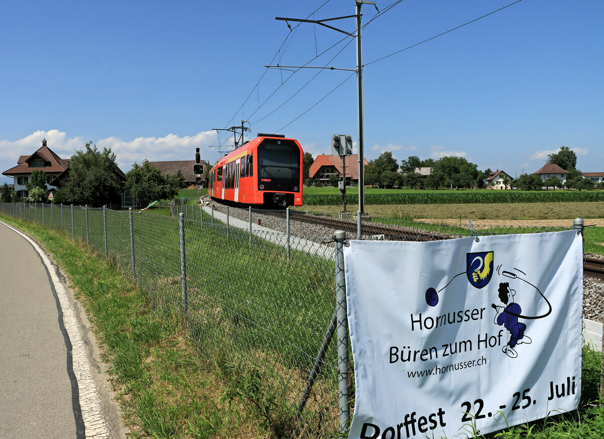 An der RBS-Strecke Worblaufen-Solothurn: NEXT Triebzug 28 zwischen Fraubrunnen und Büren zum Hof. 21.Juli 2021 