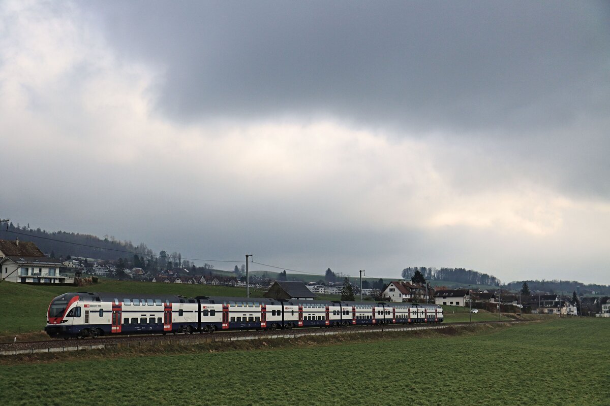 An der Strecke Zug - Zürich via Affoltern am Albis: Zug 511 060 der S5 kommt von Mettmenstetten her. 6.Februar 2023
