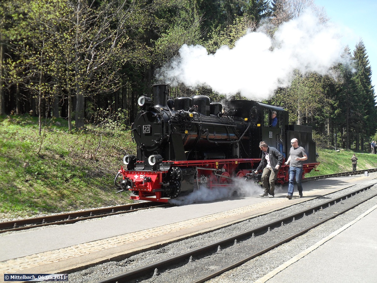 Anl�sslich der Einweihung der  neuen  Lok 20 der Mansfelder Bergwerksbahn am 06.05.2011 auf der Fichtelbergbahn wurde mit Lok 20 ein Sonderzug f�r geladene G�ste von Kurort Oberwiesenthal nach Niederschlag gefahren. Jetzt setzt Lok 20 f�r die R�ckfahrt von Niederschlag nach Kurort Oberwiesenthal wieder um und wird dabei vom Fernsehteam aufmerksam begleitet.