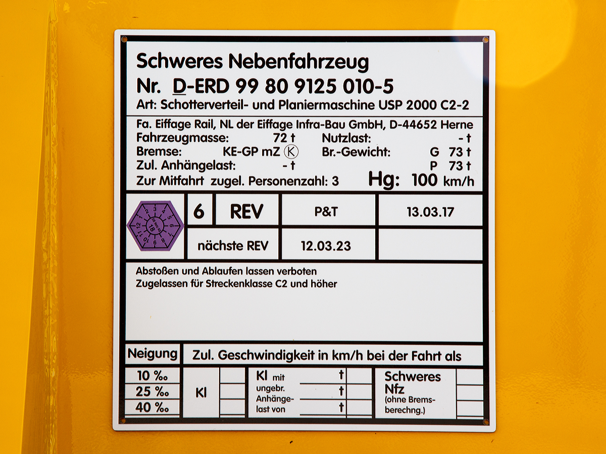 Anschriftentafel  der Plasser & Theurer Schotterverteil- und Planiermaschine USP 2000-C2-2 der Eiffage Rail (NL der Eiffage Infra-Bau GmbH, Herne), Schweres Nebenfahrzeug Nr. D-ERD 99 80 9125 010-5, prsentiert auf der iaf in Mnster (am 01.06.2017).