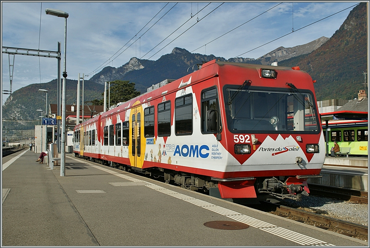 AOMC Triebwagan wartet in Aigle auf seine Fahrg�ste nach Champ�ry.
25. Okt. 2013