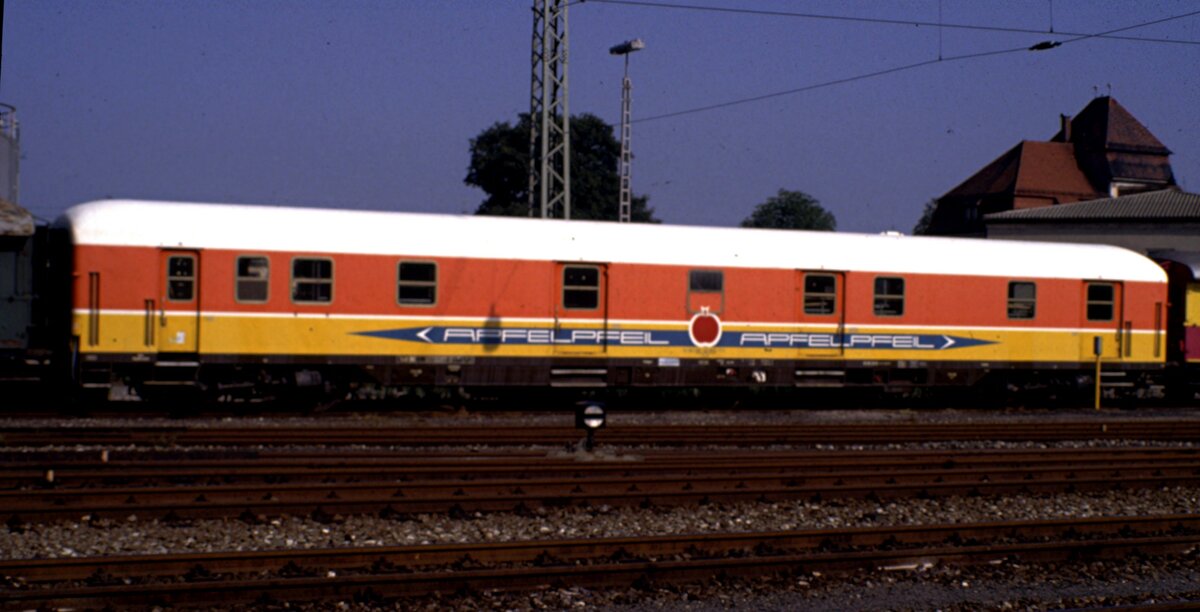 Apfelpfeil Gepäckwagen in Nördlingen im Oktober 1983.