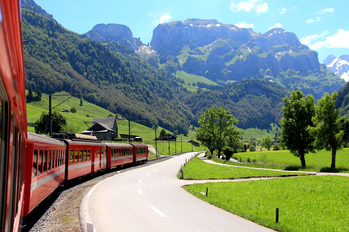 Appenzellerbahnen - ein langer Zug mit vorangestellten Zusatzwagen kurz vor Wasserauen. Triebwagen 43. 10.Juni 2016. 